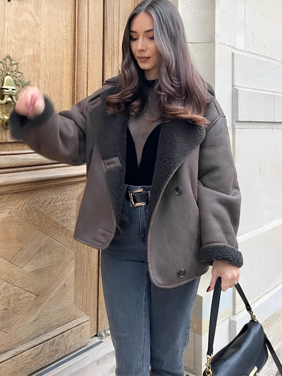 Casaco Oversized Peluciado em Couro PU e Bolsos - Giselle