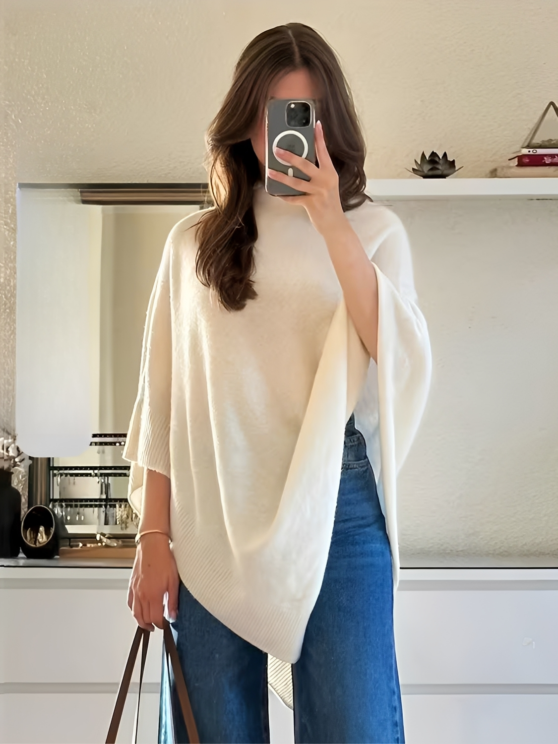 Poncho em Tricô com Barra Assimétrica e Gola Ampla Elegante – Tiana