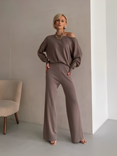 Conjunto com Blusa de Gola Assimétrica e Calça Flare Cintura Alta - Amelia