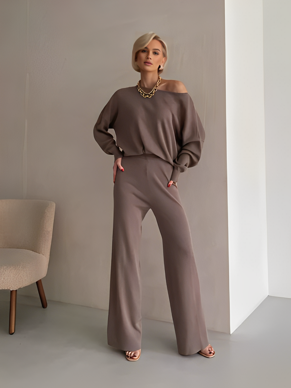 Conjunto com Blusa de Gola Assimétrica e Calça Flare Cintura Alta - Amelia