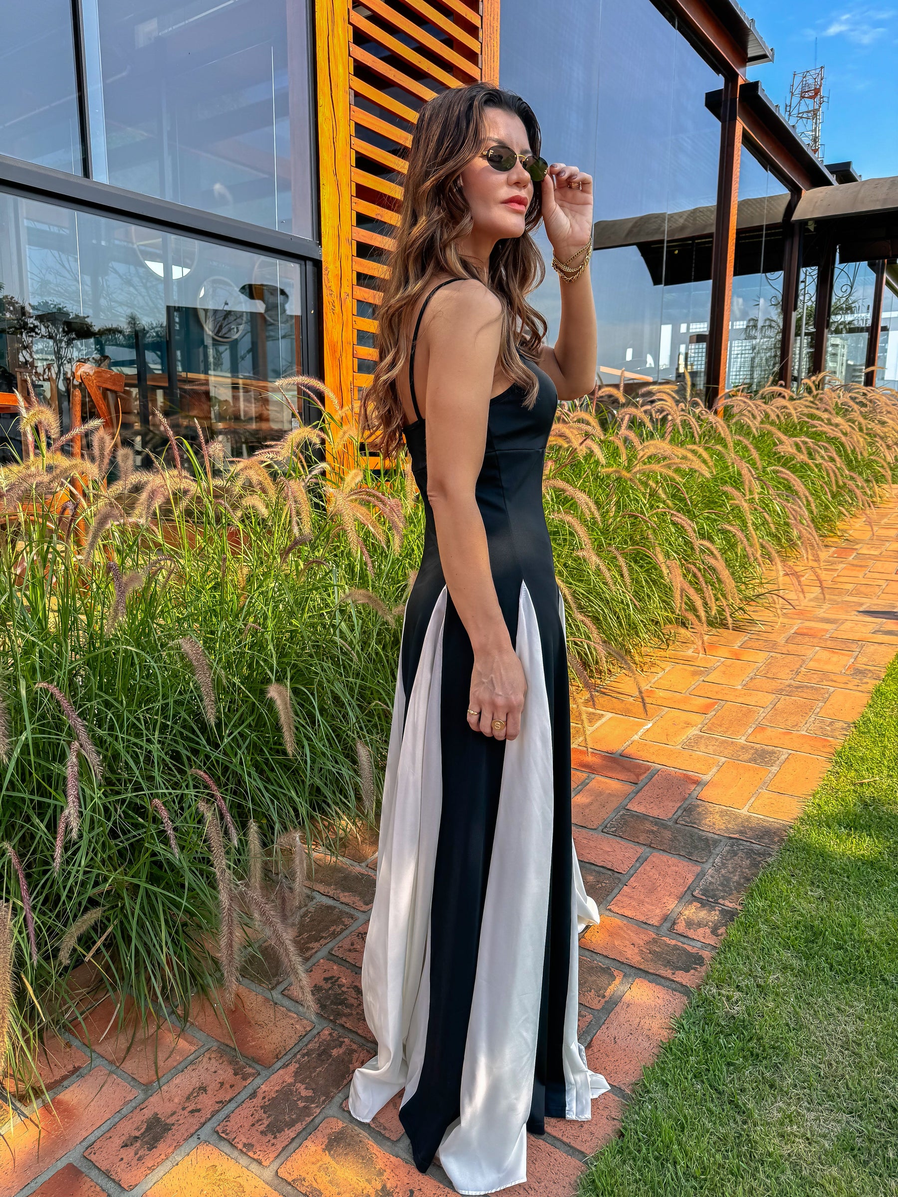 Vestido Longo com Decote Coração Alças Finas e Corpete Ajustado – Celine