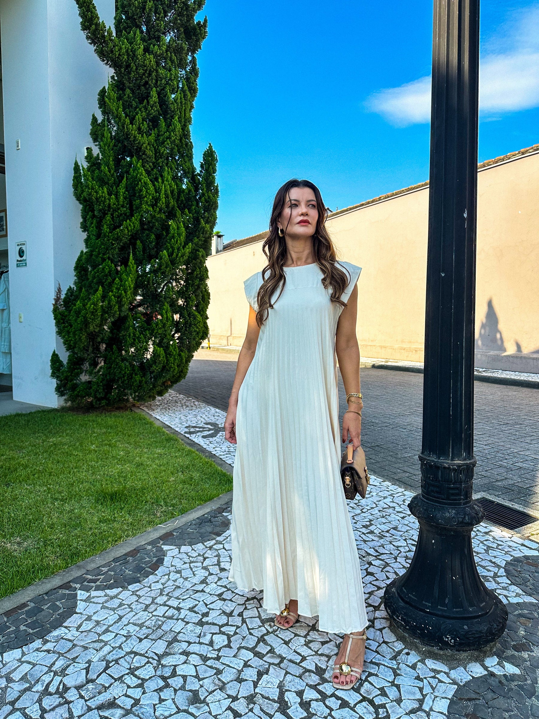 Vestido Longo Plissado Soltinho com Mangas Curtas e Decote – Diana