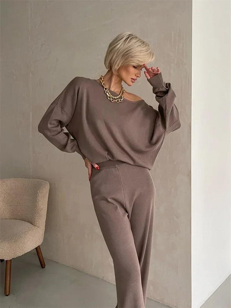 Conjunto com Blusa de Gola Assimétrica e Calça Flare Cintura Alta - Amelia
