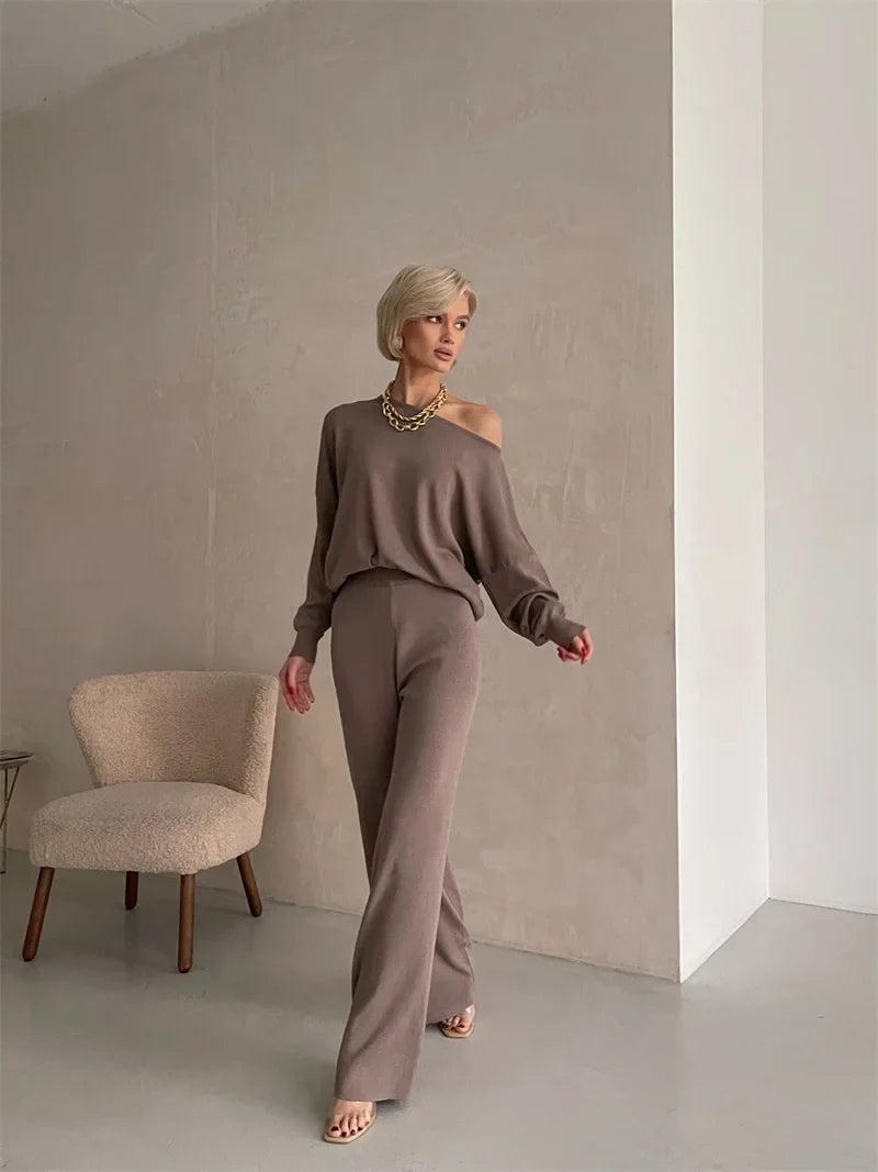 Conjunto com Blusa de Gola Assimétrica e Calça Flare Cintura Alta - Amelia