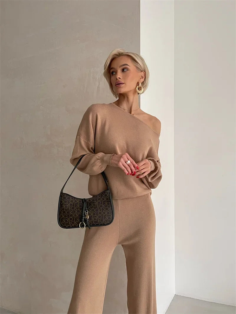 Conjunto com Blusa de Gola Assimétrica e Calça Flare Cintura Alta - Amelia