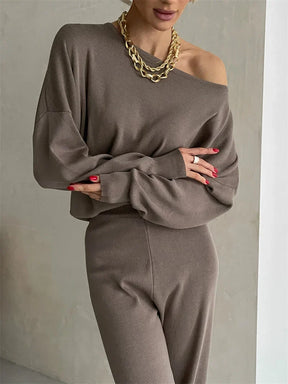 Conjunto com Blusa de Gola Assimétrica e Calça Flare Cintura Alta - Amelia