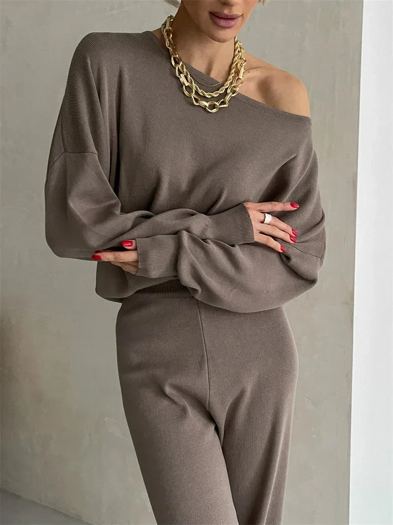 Conjunto com Blusa de Gola Assimétrica e Calça Flare Cintura Alta - Amelia